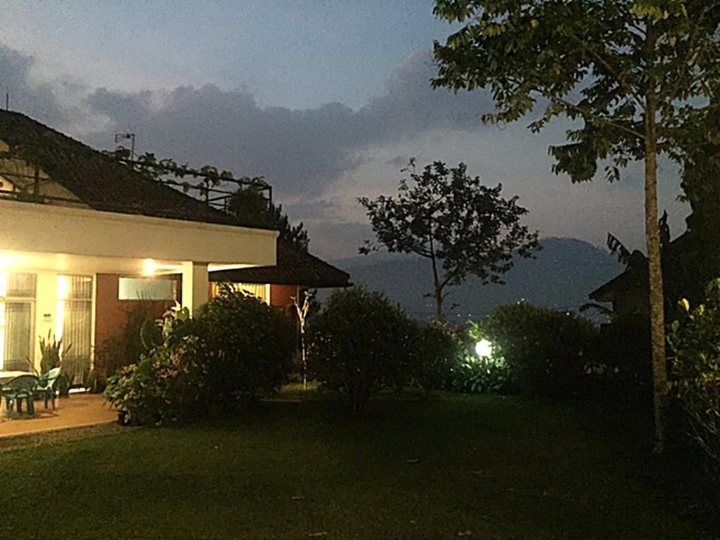 Vila Bunga Merah Gelatik Lembang Extérieur photo