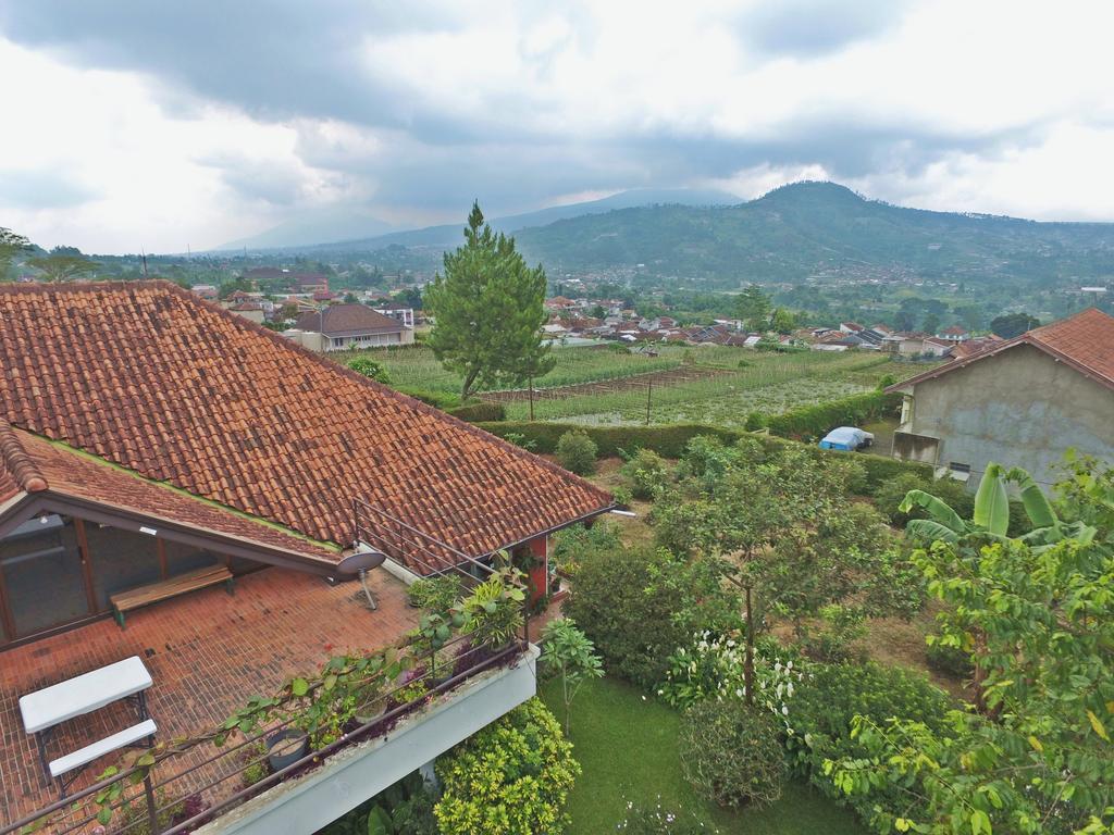 Vila Bunga Merah Gelatik Lembang Extérieur photo
