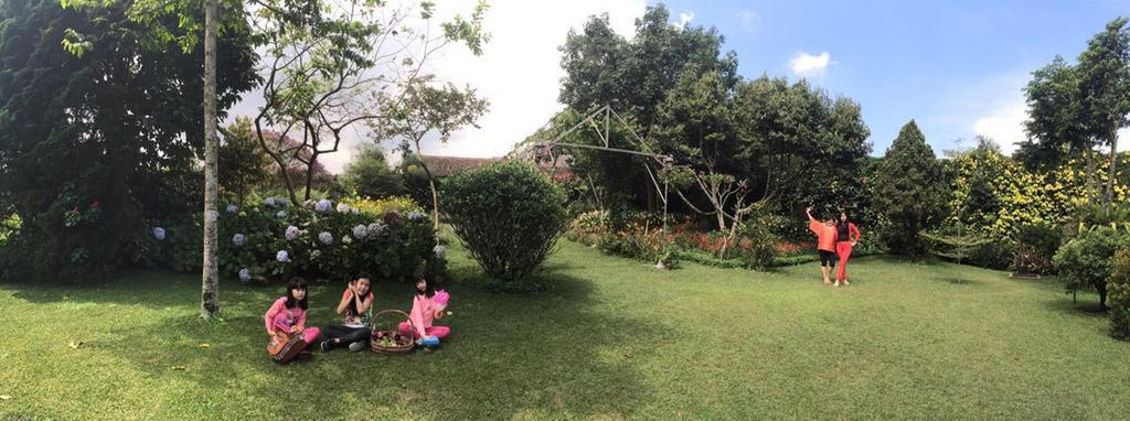 Vila Bunga Merah Gelatik Lembang Extérieur photo