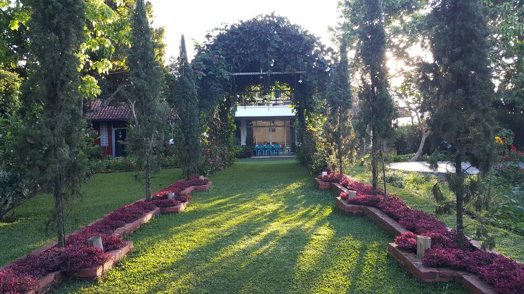 Vila Bunga Merah Gelatik Lembang Extérieur photo