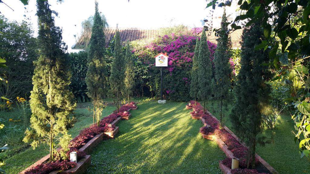 Vila Bunga Merah Gelatik Lembang Extérieur photo