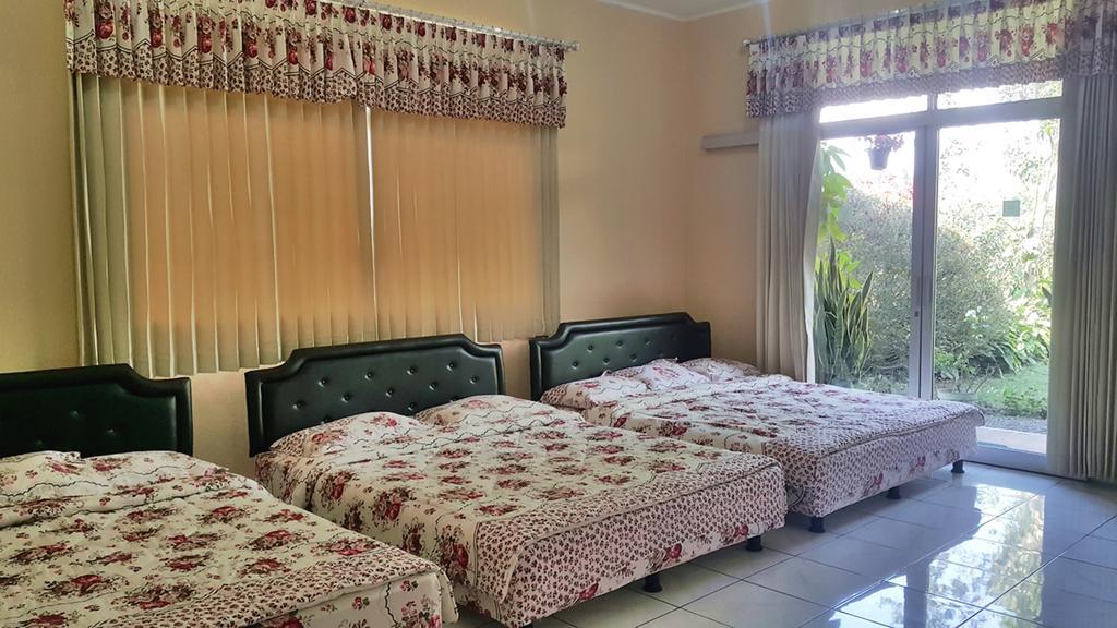 Vila Bunga Merah Gelatik Lembang Extérieur photo