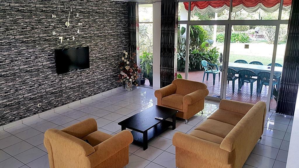 Vila Bunga Merah Gelatik Lembang Extérieur photo