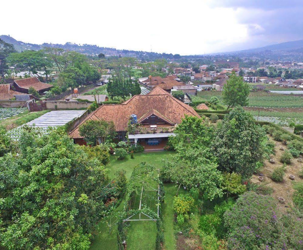 Vila Bunga Merah Gelatik Lembang Extérieur photo