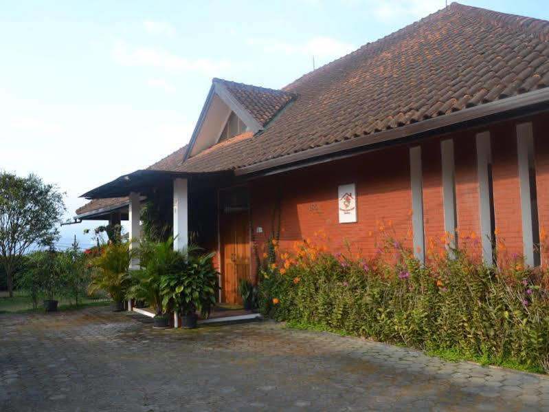Vila Bunga Merah Gelatik Lembang Extérieur photo