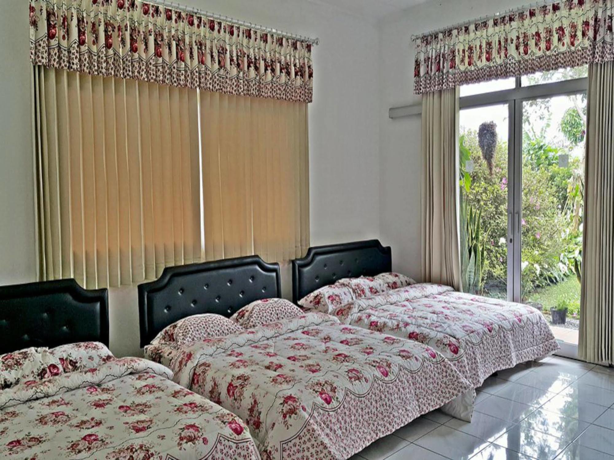 Vila Bunga Merah Gelatik Lembang Extérieur photo