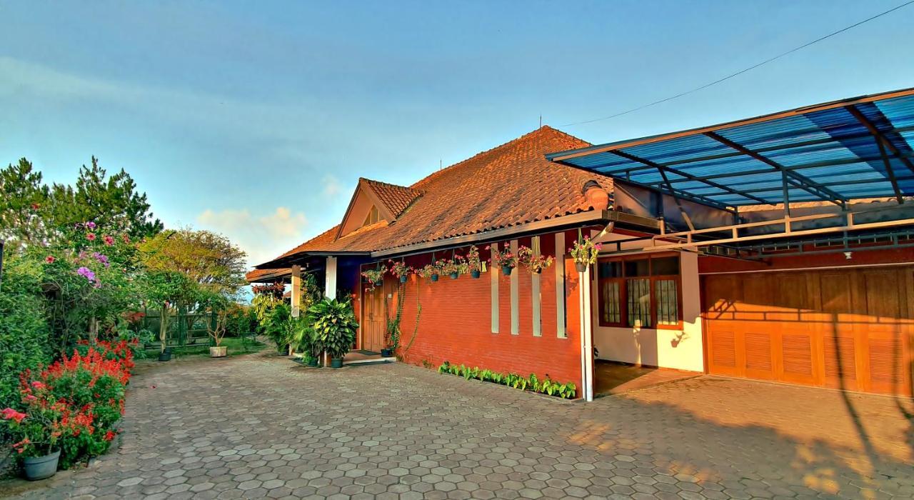 Vila Bunga Merah Gelatik Lembang Extérieur photo