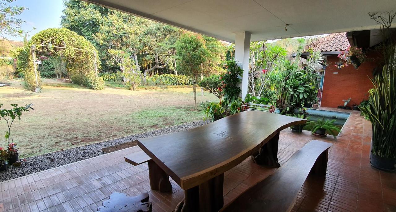 Vila Bunga Merah Gelatik Lembang Extérieur photo
