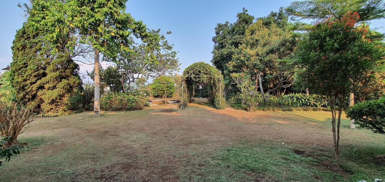 Vila Bunga Merah Gelatik Lembang Extérieur photo
